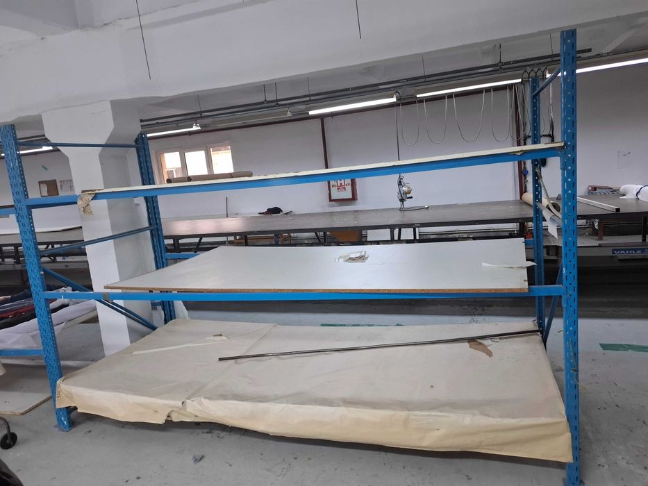 rafturi, mese  , scaune