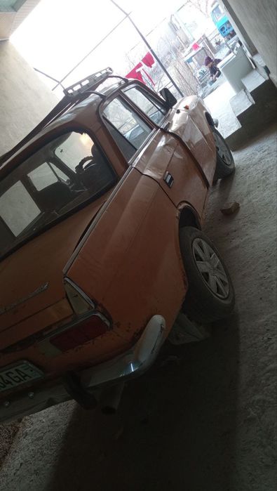 Москвич 412 yurib turibdi. Matan balonda.