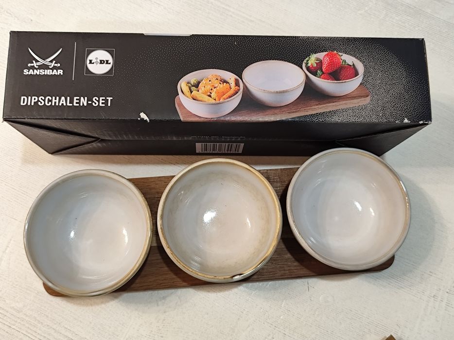 Set 3 boluri ceramice pentru sosuri/aperitive Sansibar, cu suport din lemn de acacia