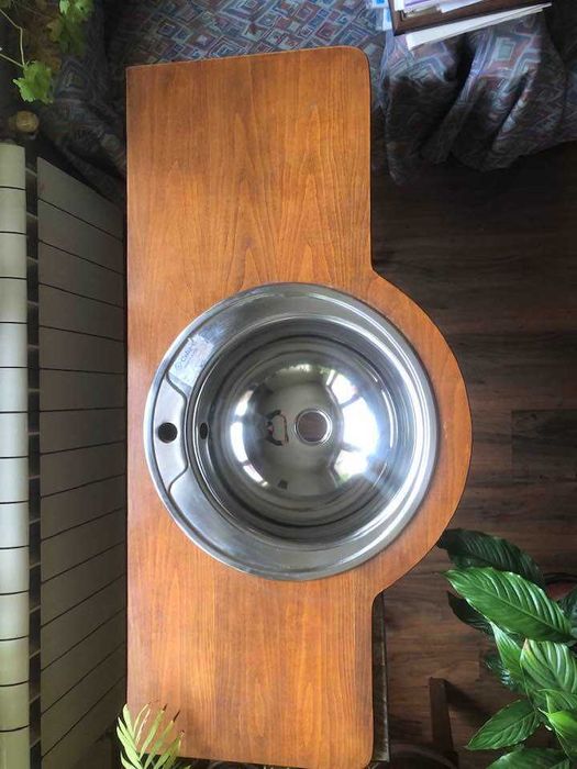 Две елегантни стоманени мивки за вграждане – ф 49 см и плот за едната