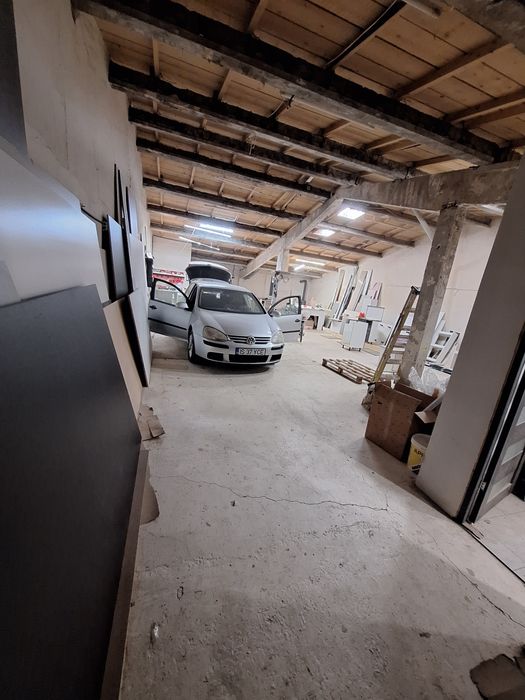 Inchiriez spatiu/hala