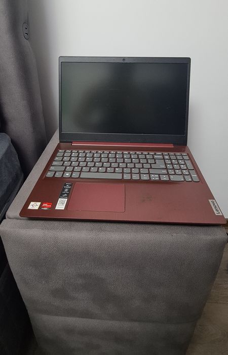 Laptop Lenovo IdeaPad3  8GB RAM/ 3.3 GHz Procesor