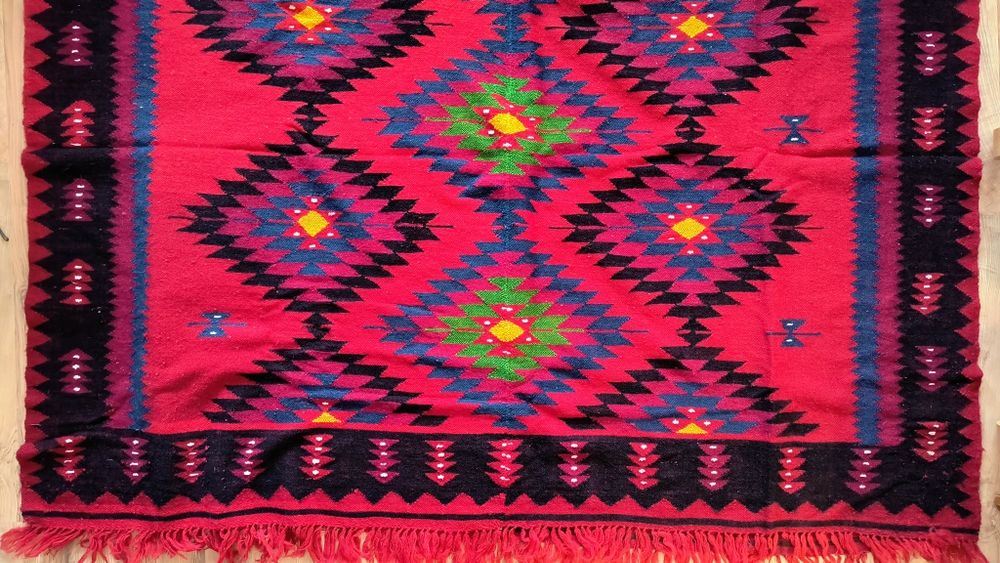 Автентичен ръчно тъкан вълнен килим – с красиви традиционни мотиви