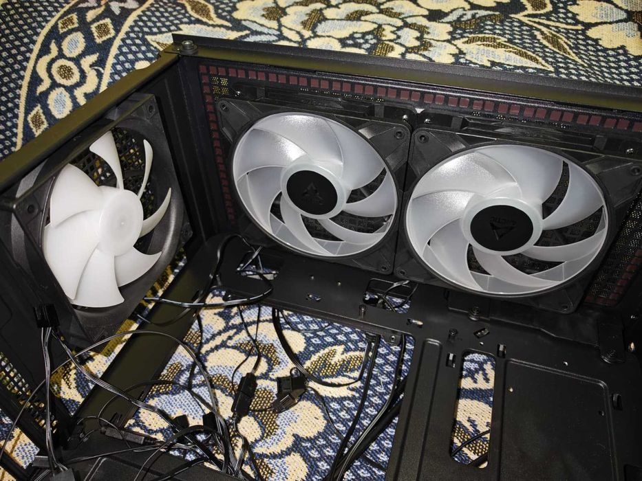 Vând carcasă Deepcool CC560 MESH V2 BLACK
