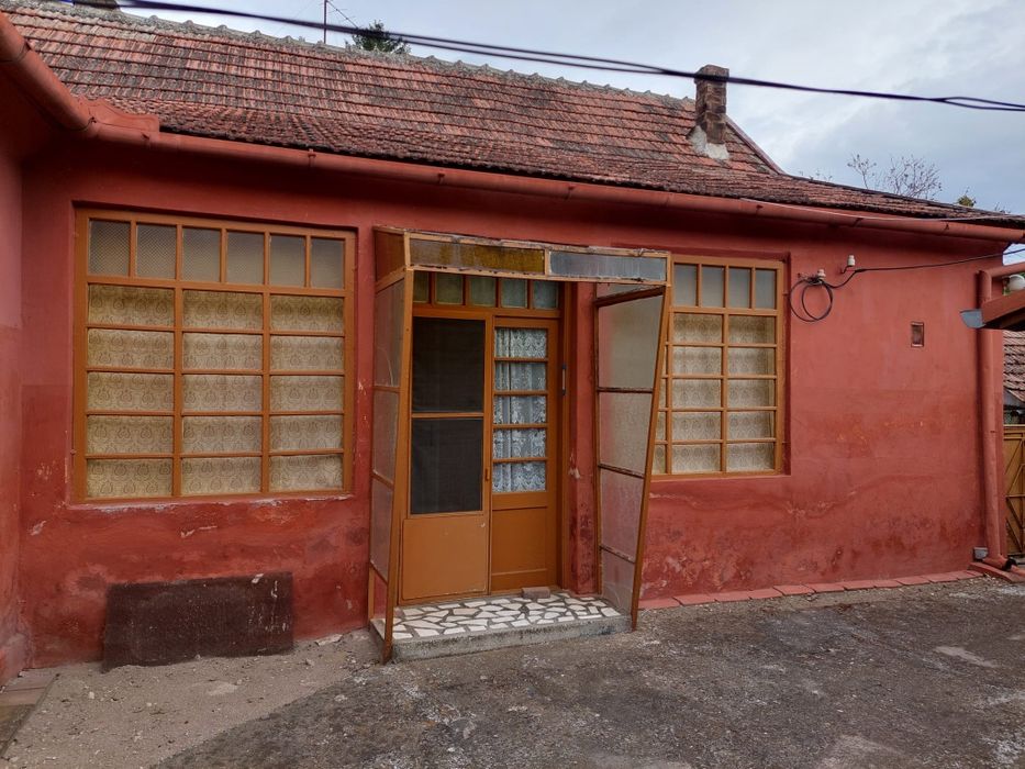 Casă mare + casă mică în curte