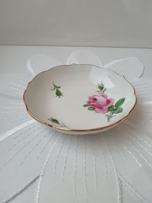Meissen, чинийка/купичка с декор роза, маркировка кръстосани мечове
