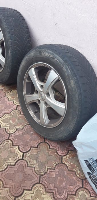 Vând jante de magneziu cu cauciucuri de iarna