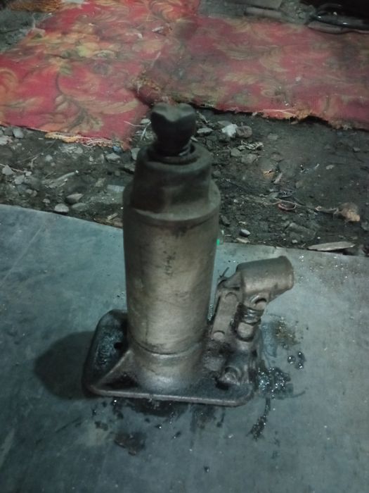 Продам домкрат 5 тонный,производство Ссср