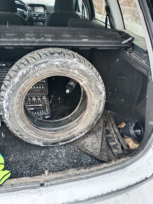 Зимние шины с дисками, в нормальном состоянии