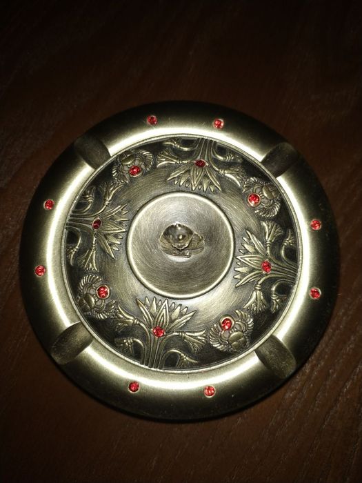 Новая Продаю пепельницу