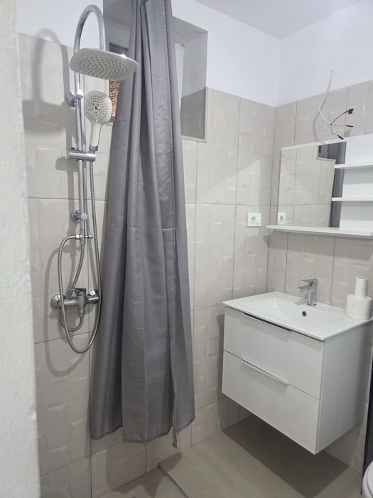 Inchiriez garsoniera parter la curte