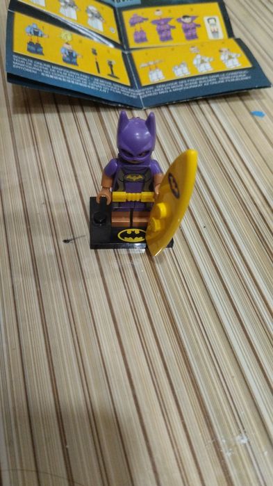 Коллекционная LEGO минифигурка Batgirl (Бэтгерл) с аксессуаром