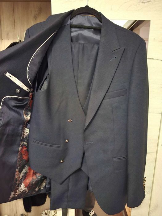 Vand costum barbati din 3 piese