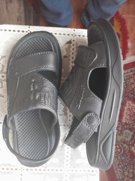 Vând 1perechi de papuci pentru bărbați25 lei perechea