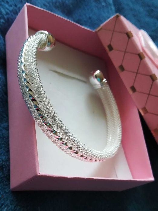 Елегантна,сребърна гривна в луксозна кутия за подарък. Различни модели