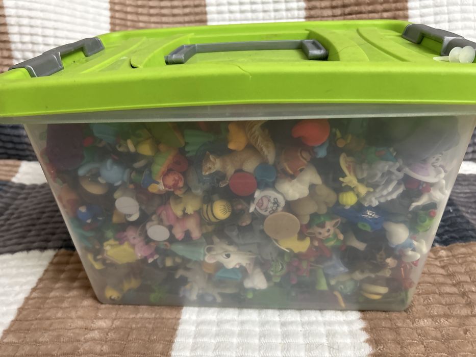 Продам коробку киндеров