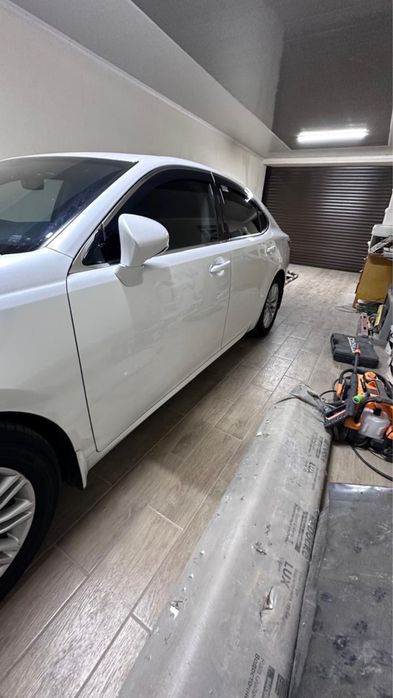 Почти Новый лексус ес 350