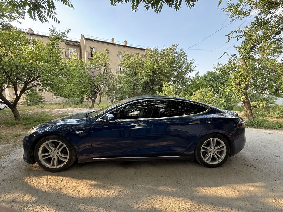 Tesla Model S синий металик цвет который привлечет внимание окружающих