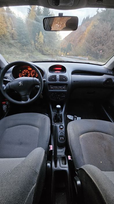 Vând s-au schmb peugeot 206