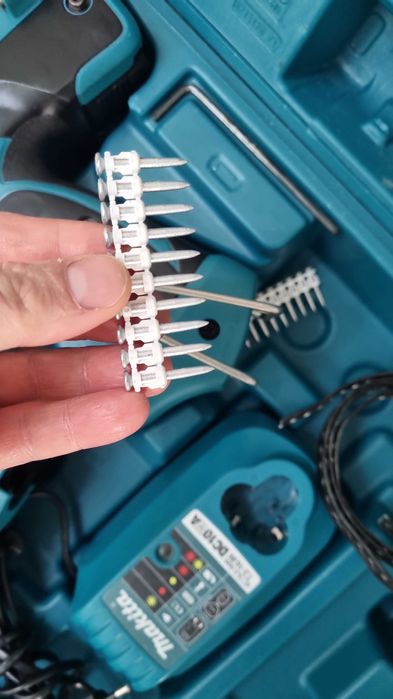 Pistol cuie beton Makita