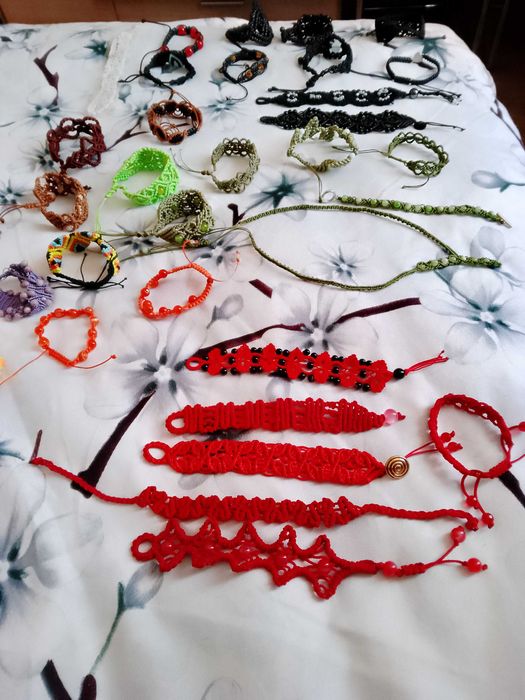 Гривни  изплетени с техника макраме 30 бр различни модели.