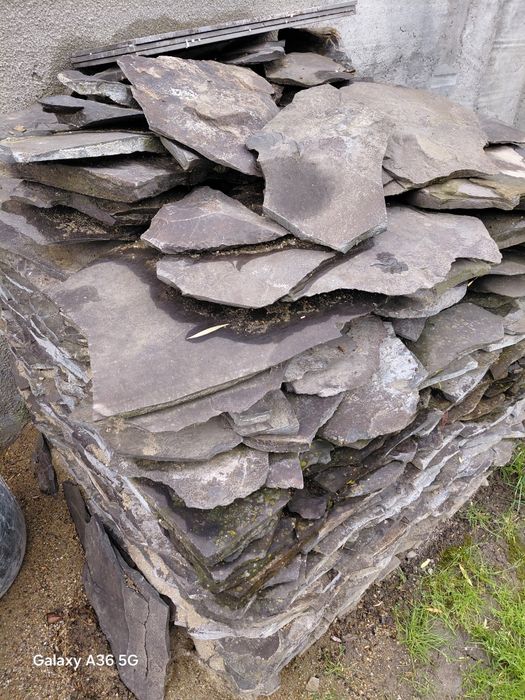 Piatră naturală de vânzare.