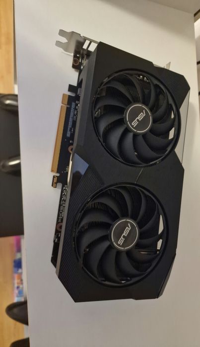Asus Dual Radeon Rx 6600-in stare foarte buna de folosire