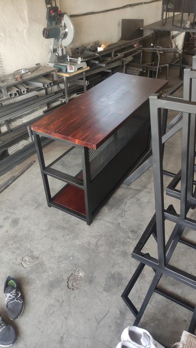 Бар маса от масив и желязо