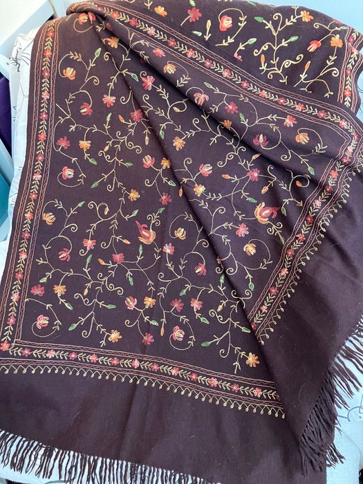 Вълнен шал с бродерия