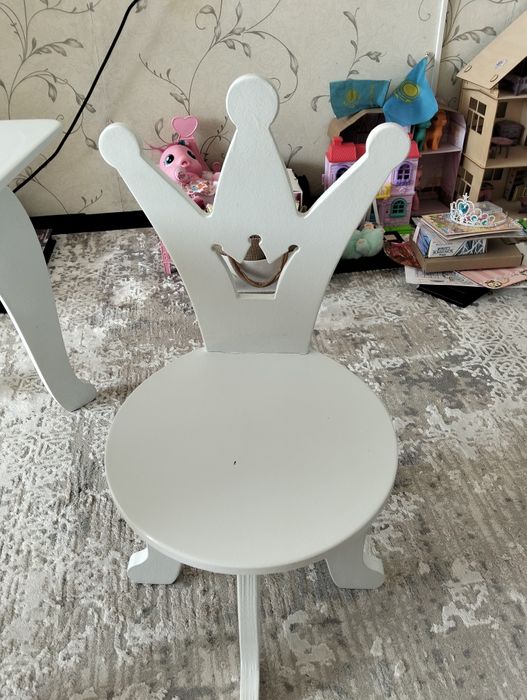 Детский стол со стулом.