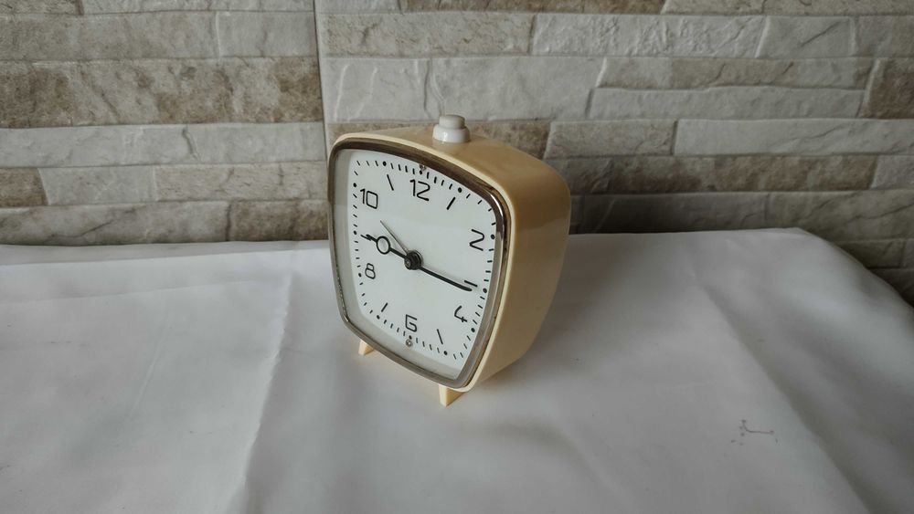 Стар часовник / будилник -Victoria 4 Rubine -Made in Romania - 1970г.