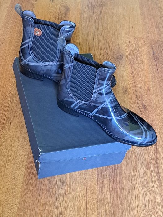 Продавам дамски ботушки