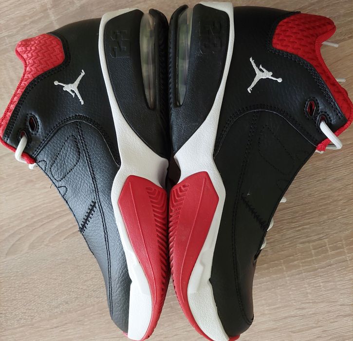Мъжки / юношески маратонки Nike Air Jordan Max Aura 3 Bred, черно-черв
