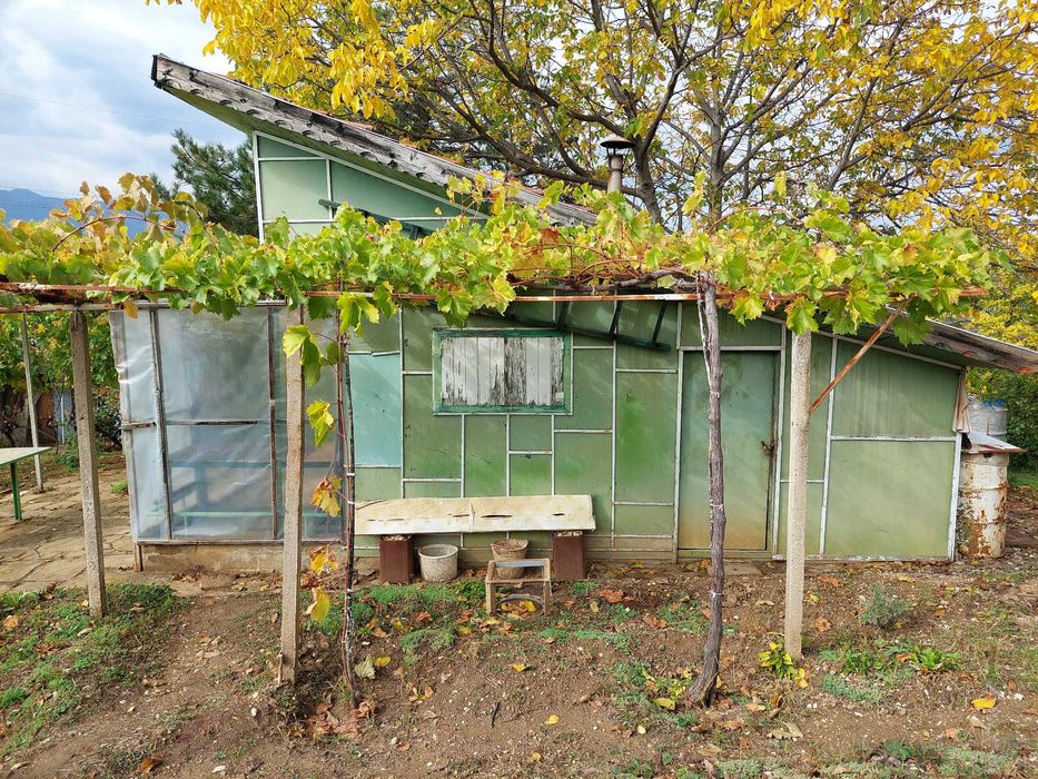 Продавам вила в местността "Роджевото" над "Самолета"