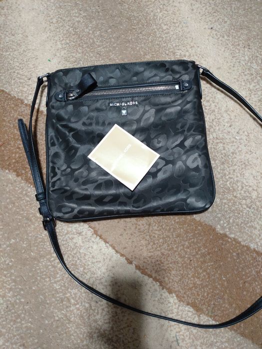 Новая привозная сумочка-почтальонка Michael Kors