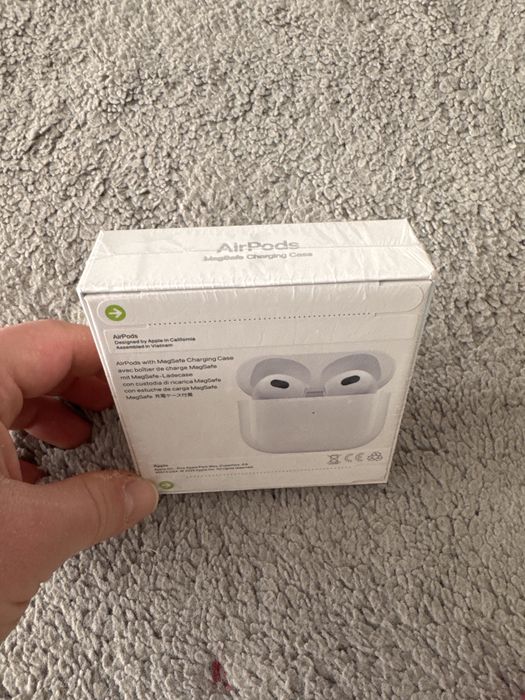 Casti Airpods generatia 3