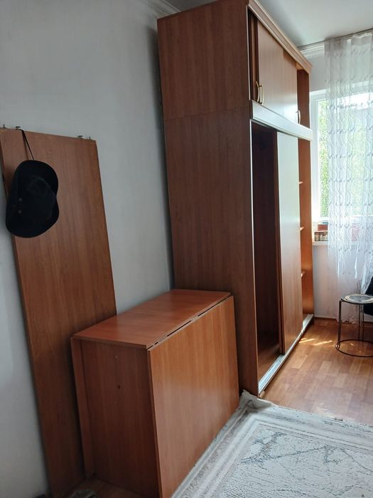 Продаем стол и шкаф