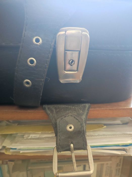 Troller / geamantan cu 2 role, stare f. buna, cca 70 x 50 x 15 cm, piele ecologica rezistenta si impermeabila, cheie