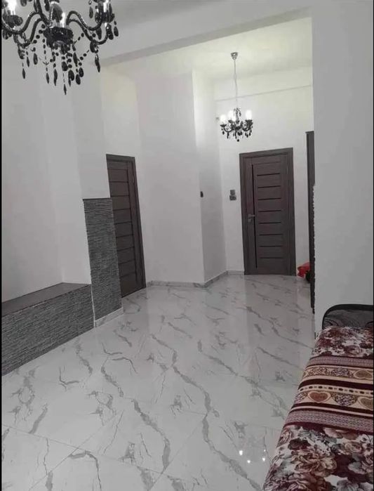 Vand schimb apartament la parter zona Gara De Nord