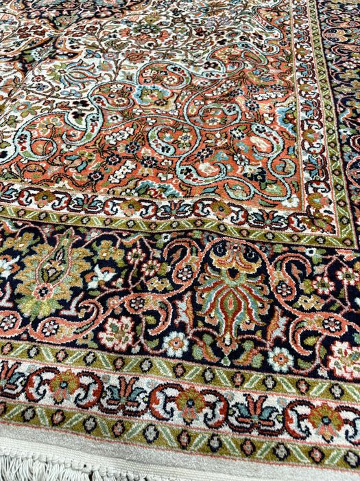 Истински персийски килим