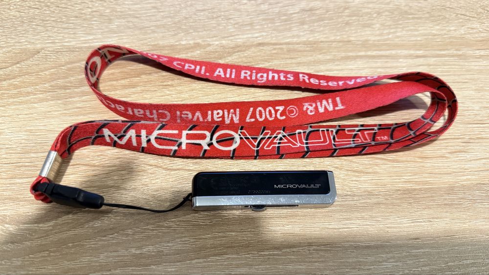 USB флаш памет Sony MicroVault 2 GB Специално издание с лента Marvel