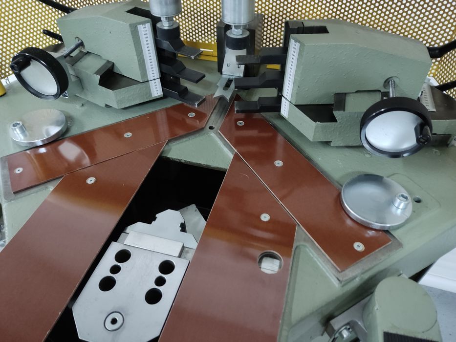 Автоматична ъглонабивна PRESSTA EISELE 2000 с двойна регулируема глава