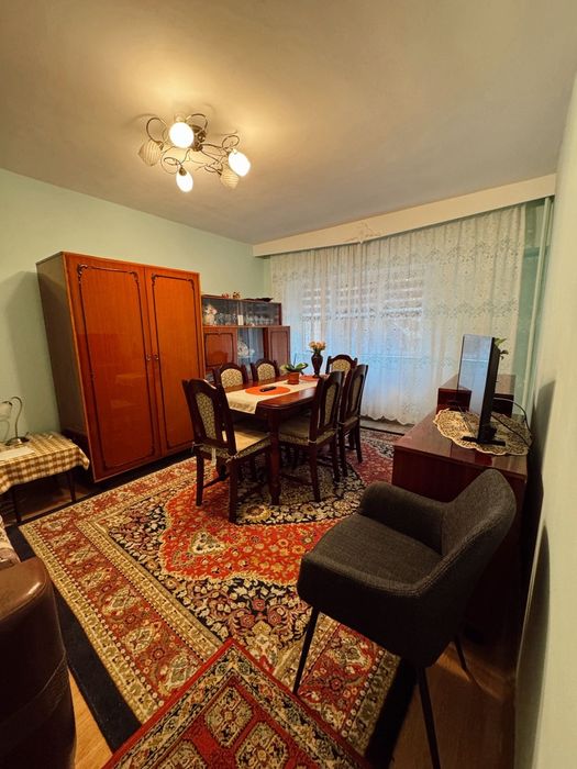 Vand apartament zona Titulescu