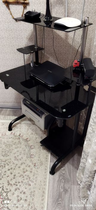 Стол компьютерный.