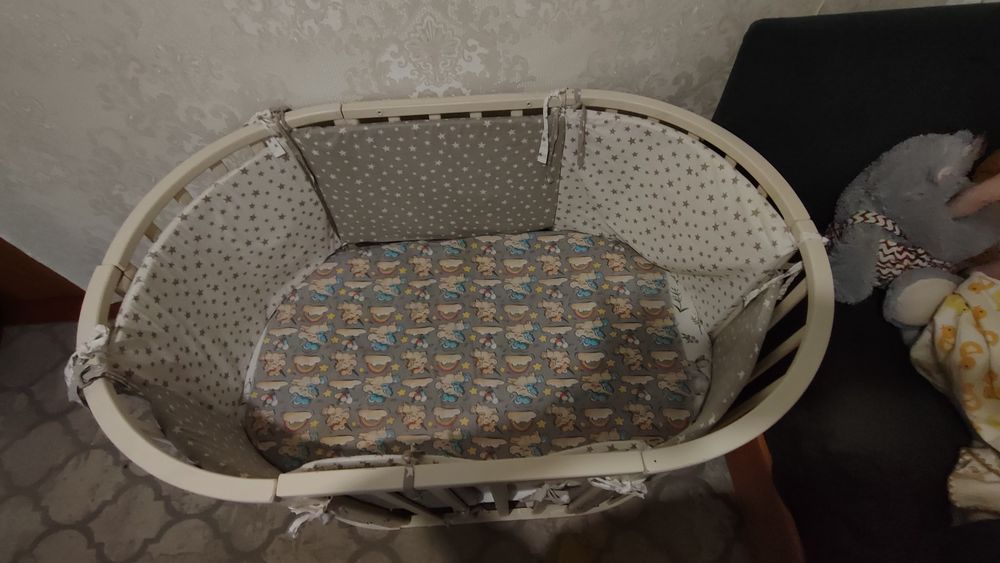 Продам кроватку с матрасами