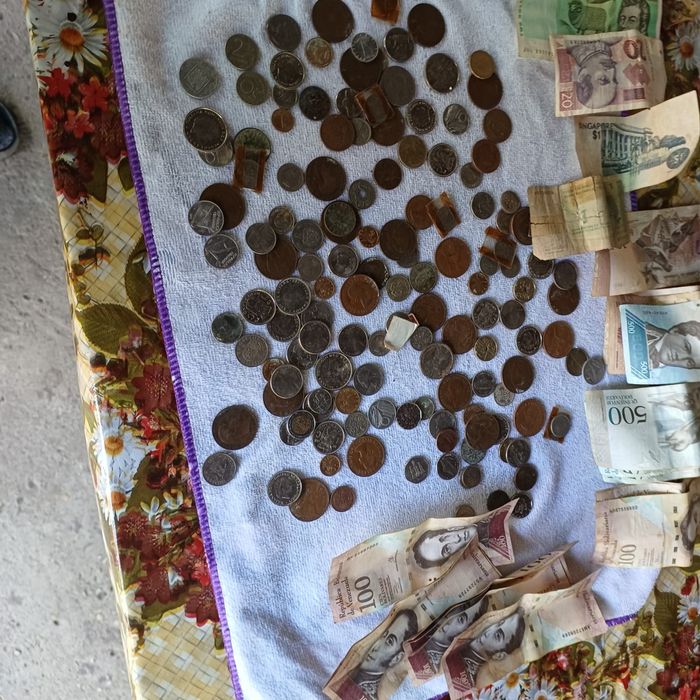Vând monede și bancnote vechi