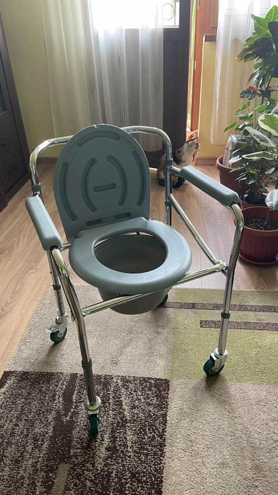 Инвалиден стол с гърне