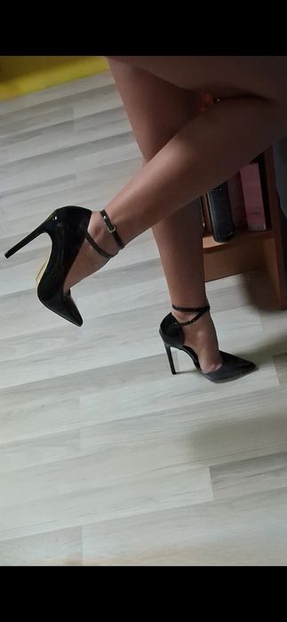 НОВИ черни лачени токчета