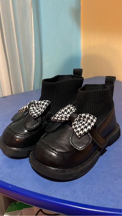 Продам обувь детскую.