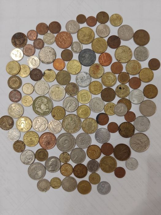 Ofer spre vânzare monde din diferite perioade istoricen